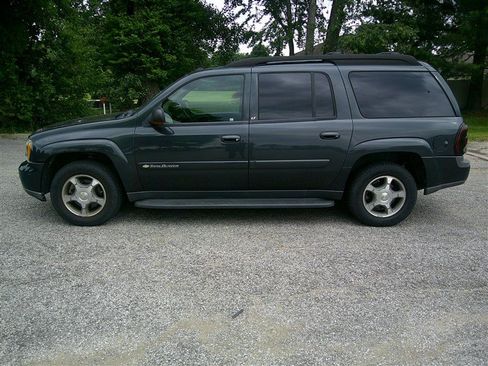 Used 2004 Chevrolet TrailBlazer 4WD w/ LT Preferred Equipment Group image 2