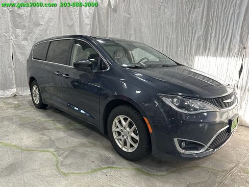 Used 2020 Chrysler Pacifica Touring w/ Advanced Safetytec Group image 2