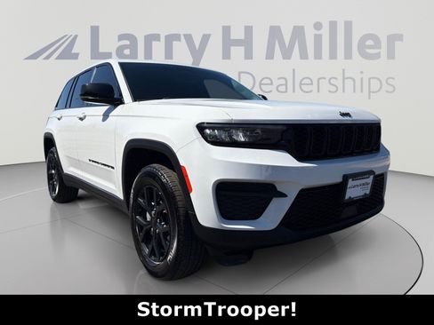 Used 2025 Jeep Grand Cherokee Altitude AWD/4WD image 7