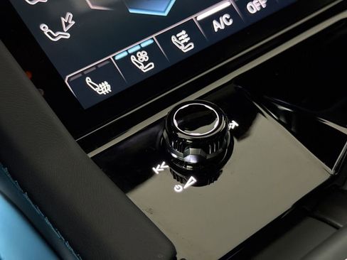 Used 2025 Lamborghini Urus SE AWD/4WD image 45