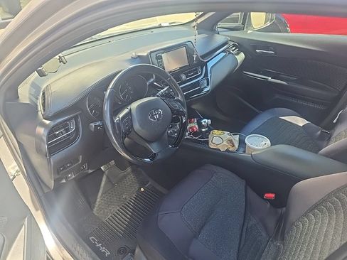 Used 2018 Toyota C-HR XLE FWD image 3