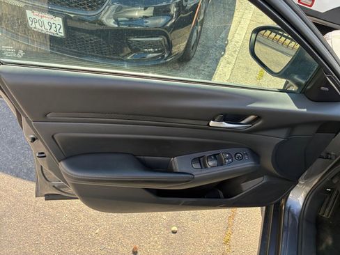 Used 2025 Nissan Altima 2.5 SV image 18