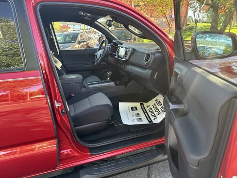 Used 2021 Toyota Tacoma TRD Sport w/ Technology Package image 8