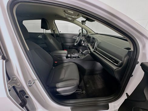 Used 2025 Kia Sportage LX image 29