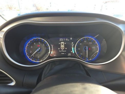 Used 2024 Chrysler Pacifica Touring-L image 12