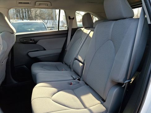 Used 2020 Toyota Highlander LE image 9