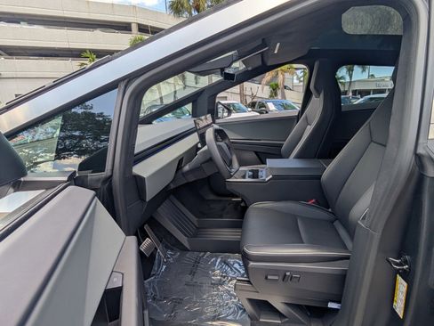 Used 2025 Tesla Cybertruck AWD Crew Cab image 9