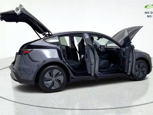 Used 2026 Tesla Model Y AWD image 19