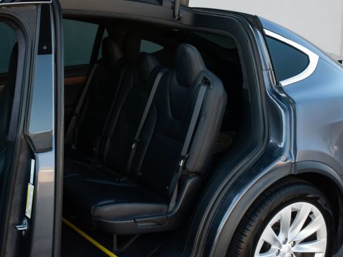 Used 2018 Tesla Model X 100D image 18