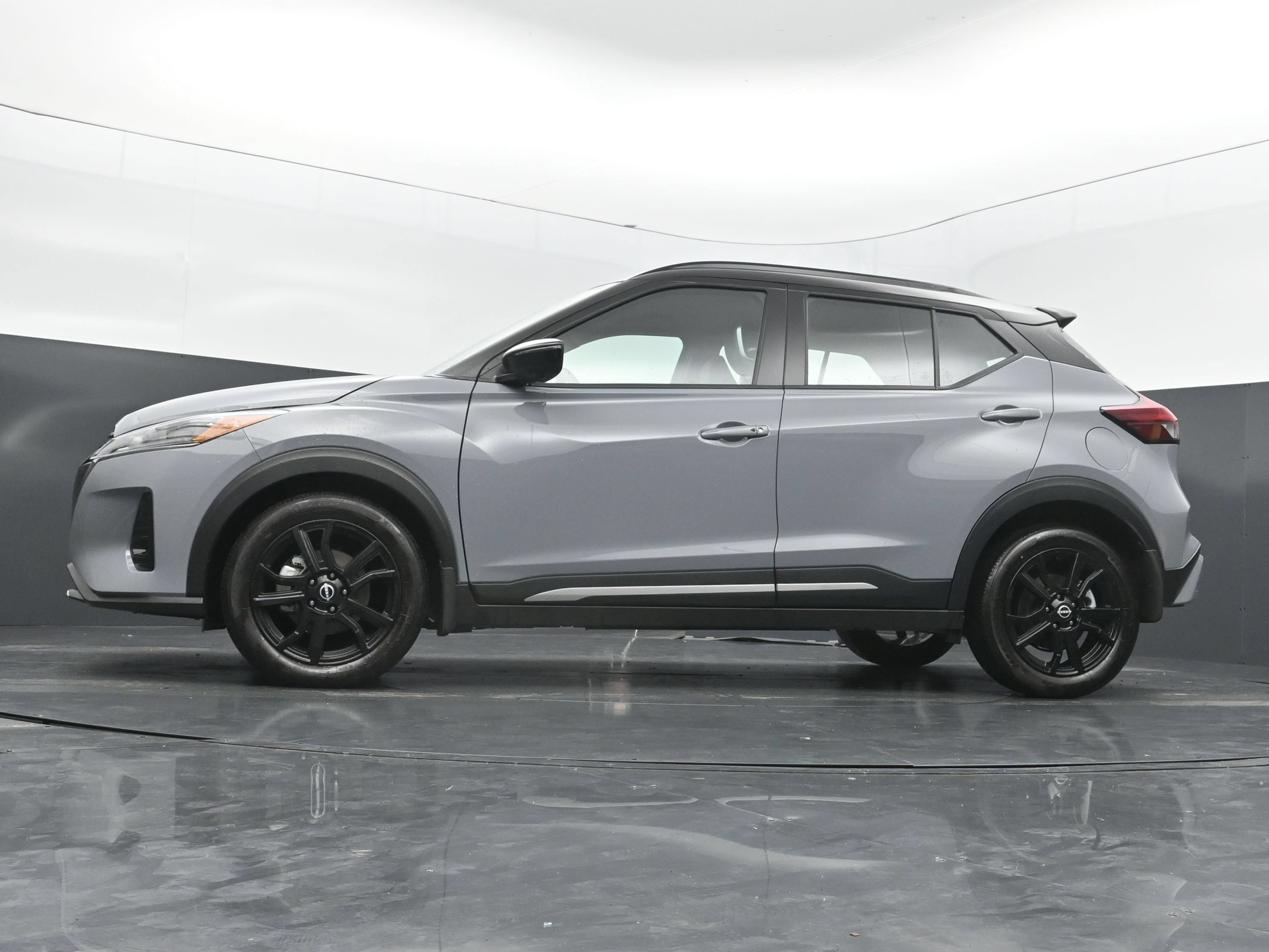 Used 2024 Nissan Kicks SR w/ SR Premium Package FWD image 36