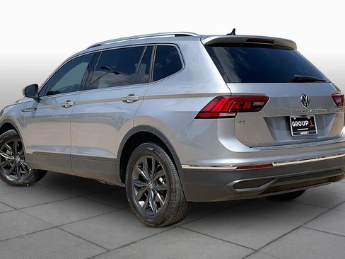 Used 2022 Volkswagen Tiguan SE w/ Panoramic Sunroof Package FWD image 12