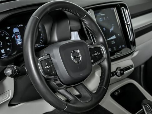 Used 2019 Volvo XC40 T4 Momentum image 23