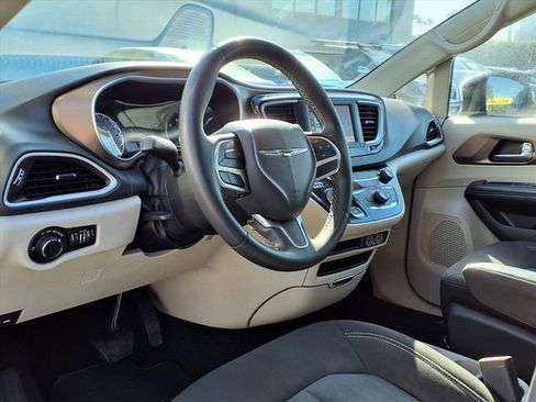 Used 2022 Chrysler Voyager LX image 4