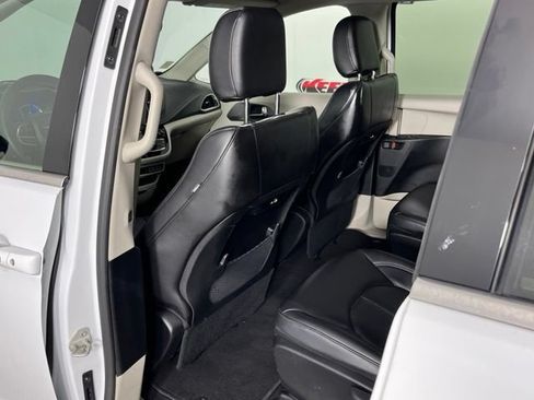 Used 2023 Chrysler Pacifica Touring-L FWD image 23