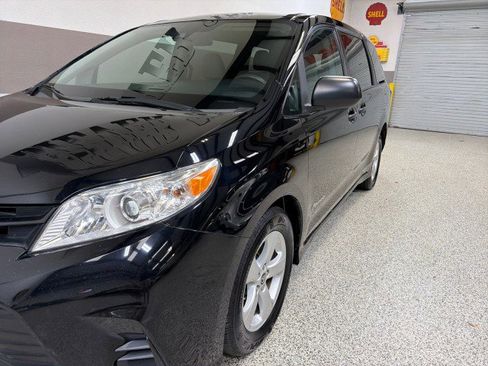 Used 2020 Toyota Sienna L image 10