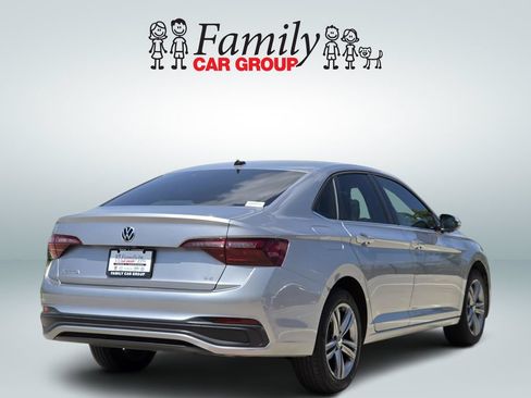 Used 2024 Volkswagen Jetta SE w/ Panoramic Sunroof Package FWD image 4