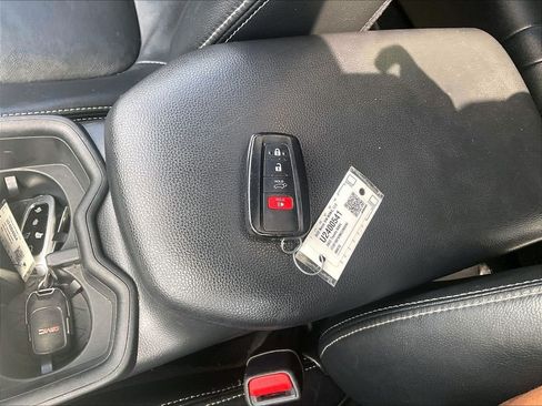 Used 2022 Toyota RAV4 XLE w/ Convenience Package AWD/4WD image 30