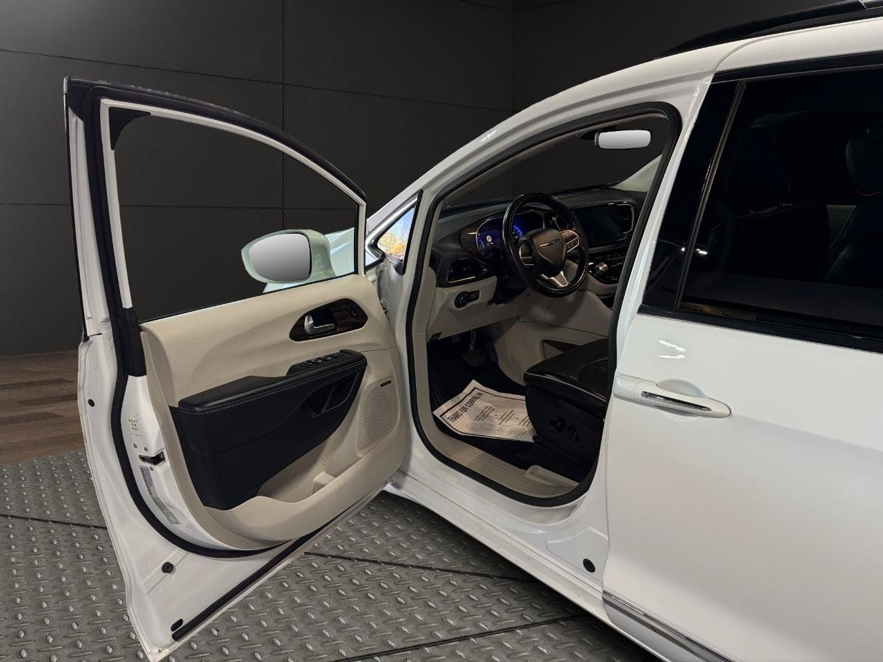 Used 2022 Chrysler Pacifica Limited FWD image 18
