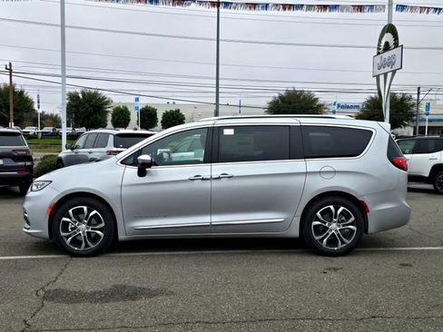 New 2026 Chrysler Pacifica Pinnacle FWD image 8