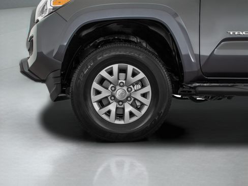 Used 2018 Toyota Tacoma SR5 RWD image 49