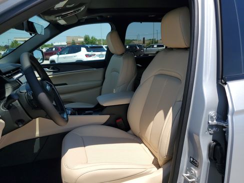 New 2025 Jeep Grand Cherokee Limited w/ Luxury Tech Group II image 21