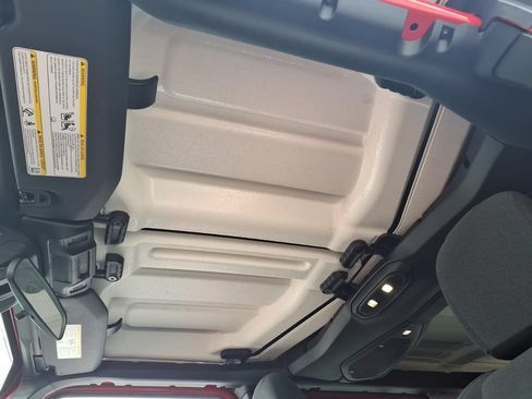 Used 2025 Jeep Wrangler Unlimited Sahara AWD/4WD image 7