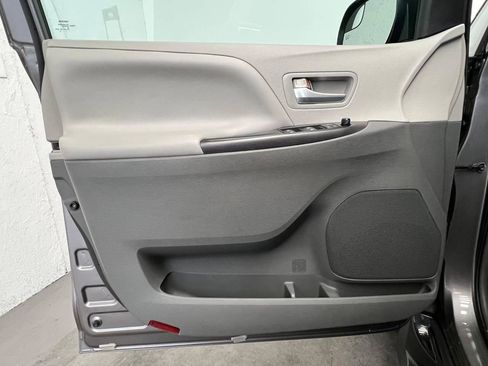Used 2015 Toyota Sienna LE FWD image 9