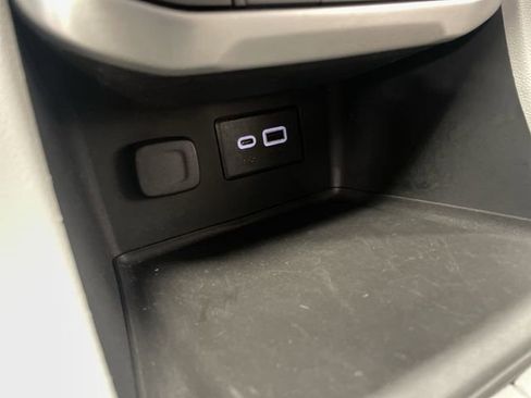 Used 2023 GMC Acadia SLE image 24