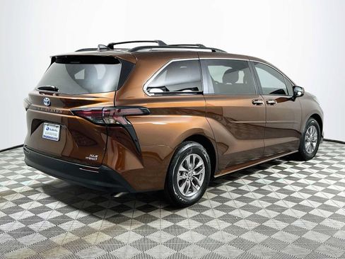 Used 2023 Toyota Sienna XLE FWD image 7