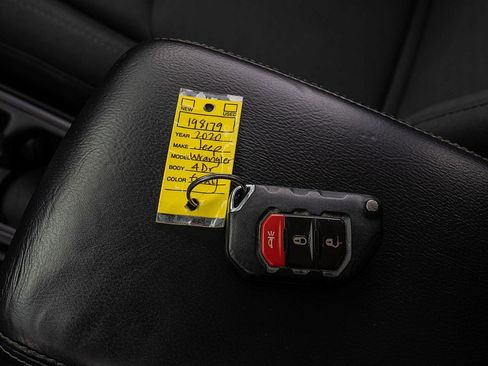 Used 2020 Jeep Wrangler Unlimited Sahara image 31