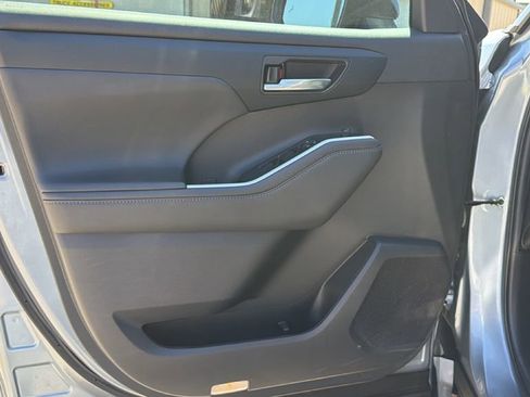 Used 2022 Toyota Highlander XLE image 13