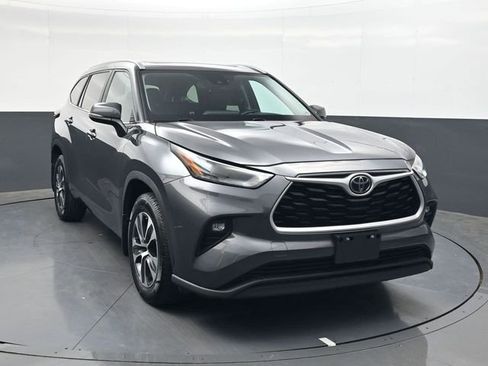 Used 2024 Toyota Highlander XLE image 2