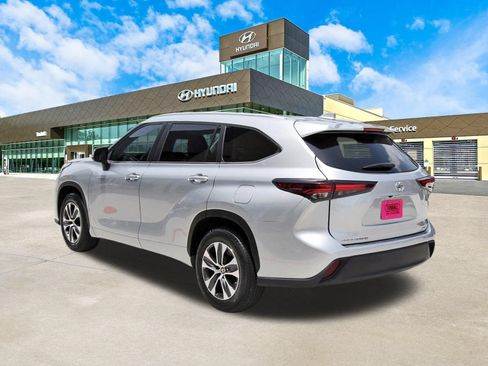 Used 2024 Toyota Highlander XLE FWD image 8