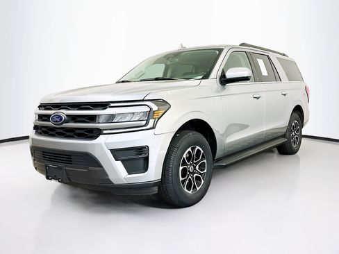 Used 2024 Ford Expedition Max XLT image 3