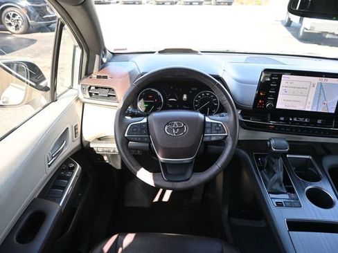 Used 2021 Toyota Sienna Platinum image 13