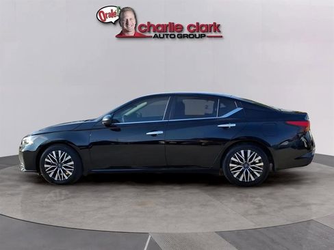Used 2024 Nissan Altima 2.5 SV image 2