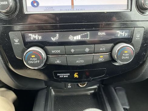 Used 2017 Nissan Rogue SV w/ SV Premium Package AWD/4WD image 17