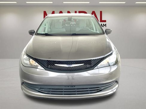 Used 2020 Chrysler Voyager L FWD image 2