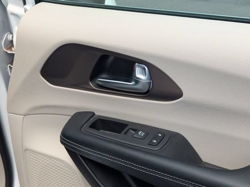Used 2022 Chrysler Voyager LX FWD image 37