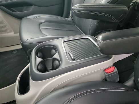 Used 2023 Chrysler Pacifica Touring-L image 29