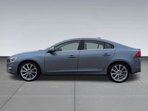 Used 2017 Volvo S60 T5 Inscription Platinum image 3