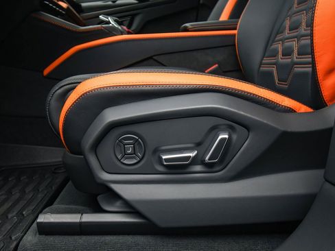 Used 2025 Lamborghini Urus SE image 44