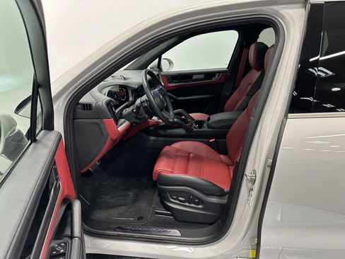 Certified 2025 Porsche Cayenne Turbo image 18