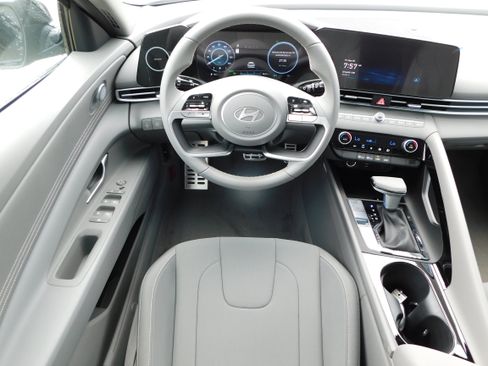 New 2025 Hyundai Elantra SEL image 12