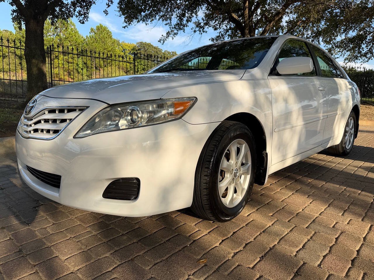 Used 2010 Toyota Camry LE FWD image 9