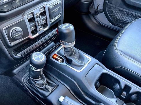 Certified 2018 Jeep Wrangler Unlimited Sahara image 28