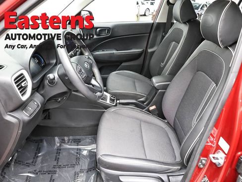 Used 2025 Hyundai Venue Limited image 14