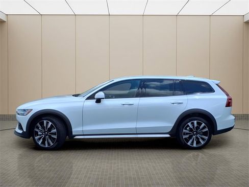 New 2026 Volvo V60 B5 Cross Country Ultra w/ Protection Package Premier image 4