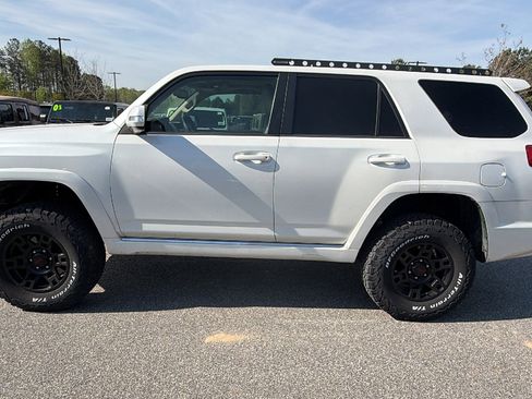 Used 2011 Toyota 4Runner SR5 w/ Convenience Pkg image 11