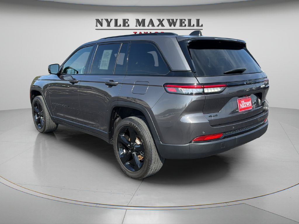 Used 2023 Jeep Grand Cherokee Altitude AWD/4WD image 11